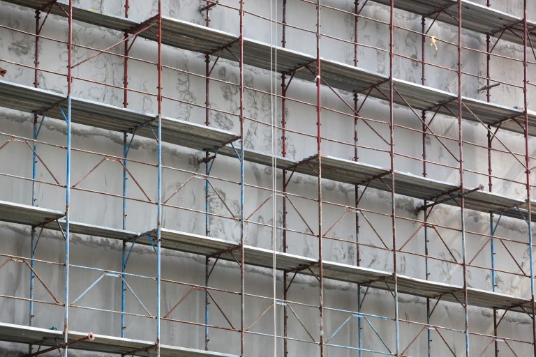 Estructura metálica de andamios utilizada para trabajos de construcción