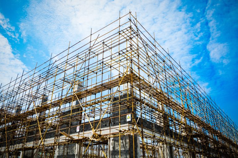 Andamios instalados alrededor de una estructura durante un proyecto de construcción