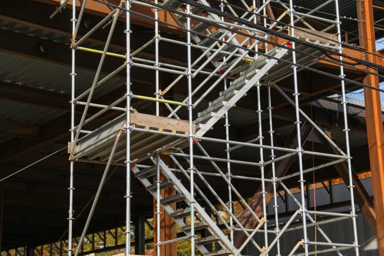 Andamio metálico con plataformas y escaleras instalado en una estructura industrial
