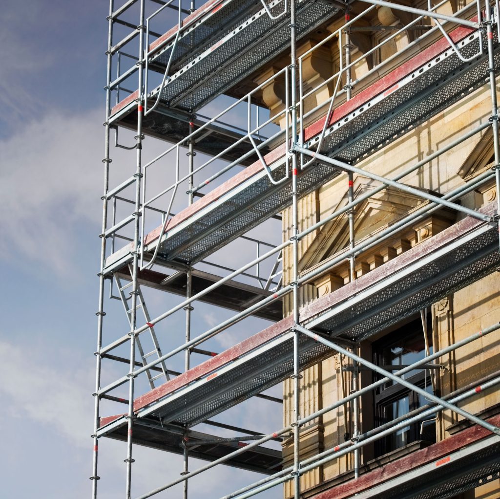 Andamios metálicos instalados en el exterior de un edificio para trabajos de construcción