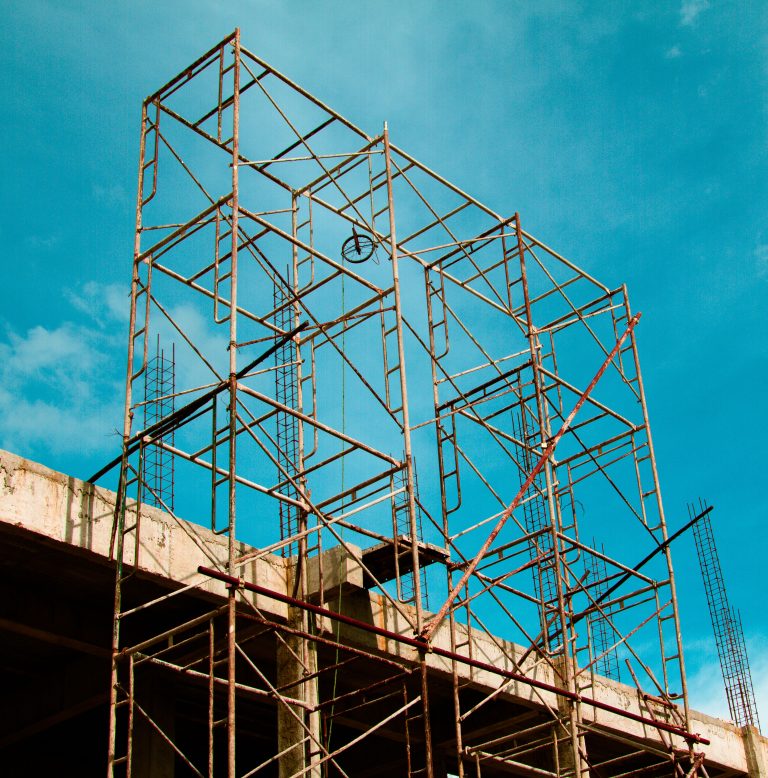 Estructura de andamio metálico instalada en una obra de construcción